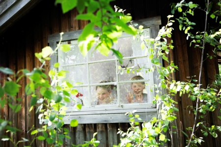 Barn som titter ut gjennom et vindu
